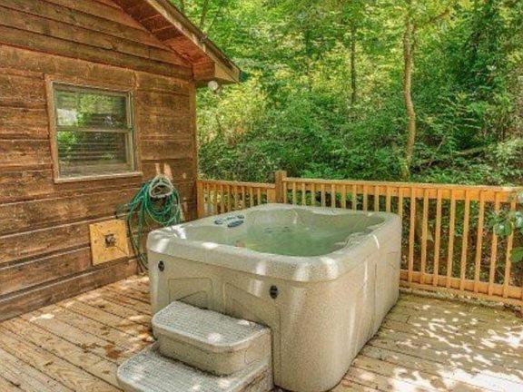 Treehouse Between Gatlinburg And Pigeon Forge. Pet Friendly! Exterior photo