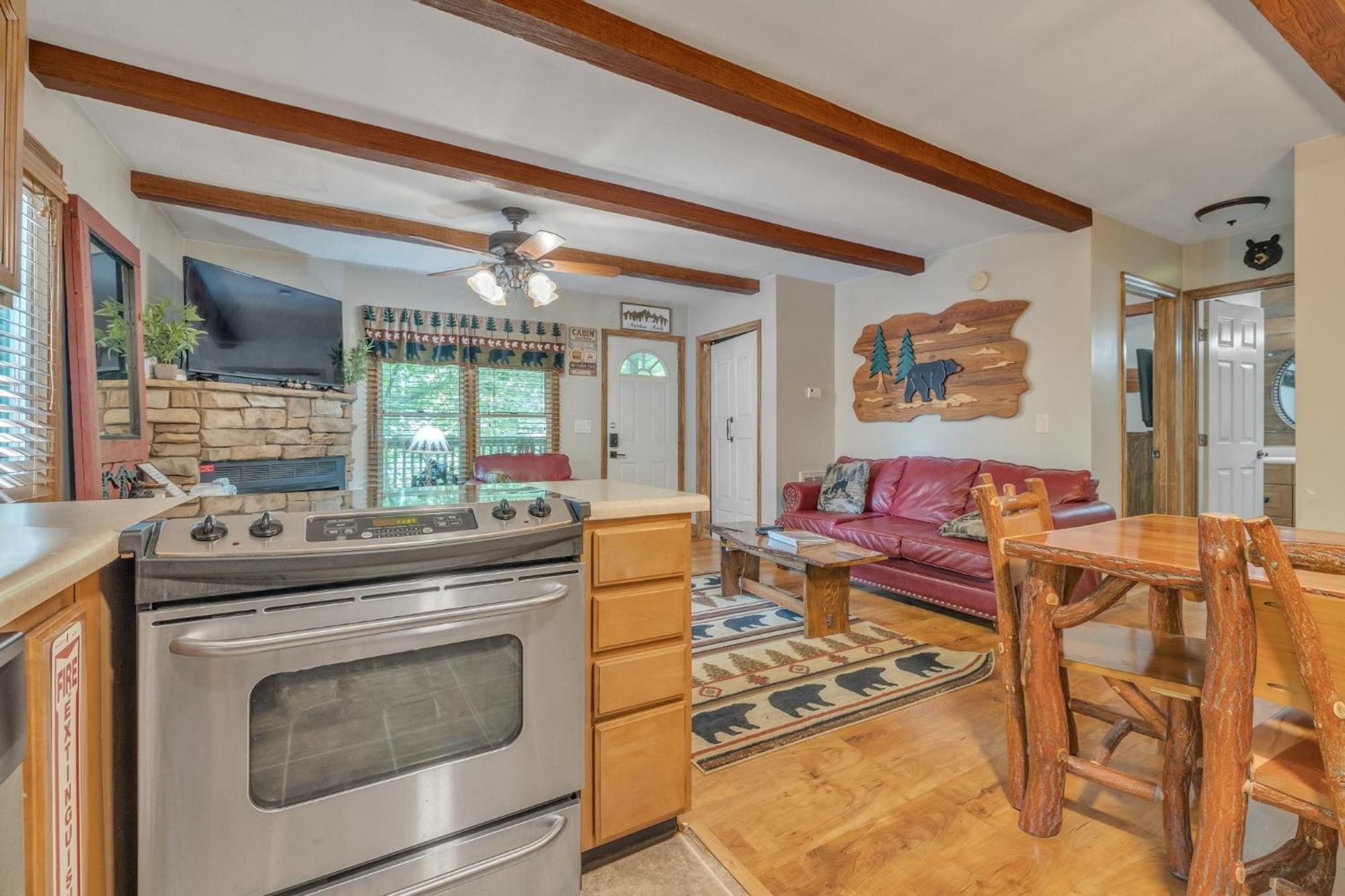 Treehouse Between Gatlinburg And Pigeon Forge. Pet Friendly! Exterior photo